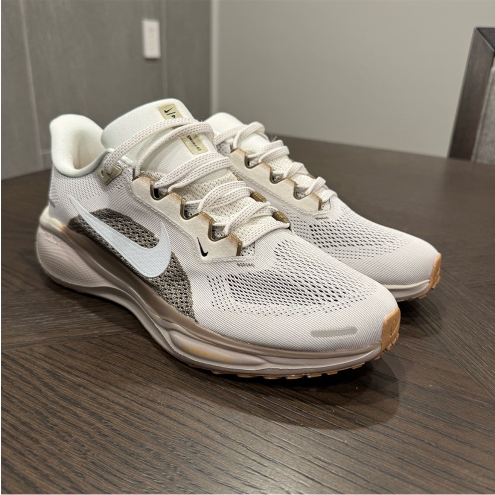 Nike Women's White and Brown Athletic Shoes